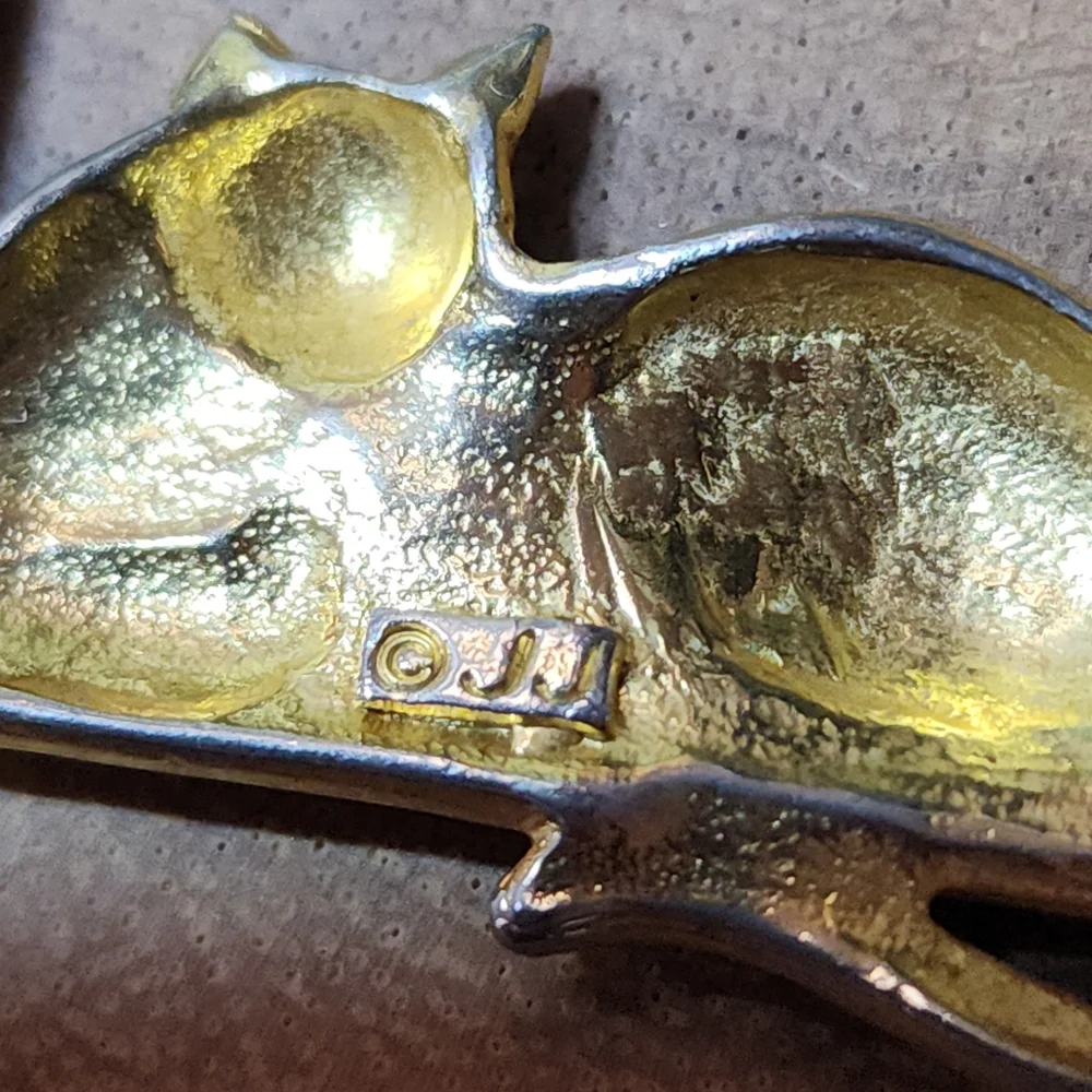 Vintage Whimsical Signed JJ Gold Toned Cat In Window Brooch